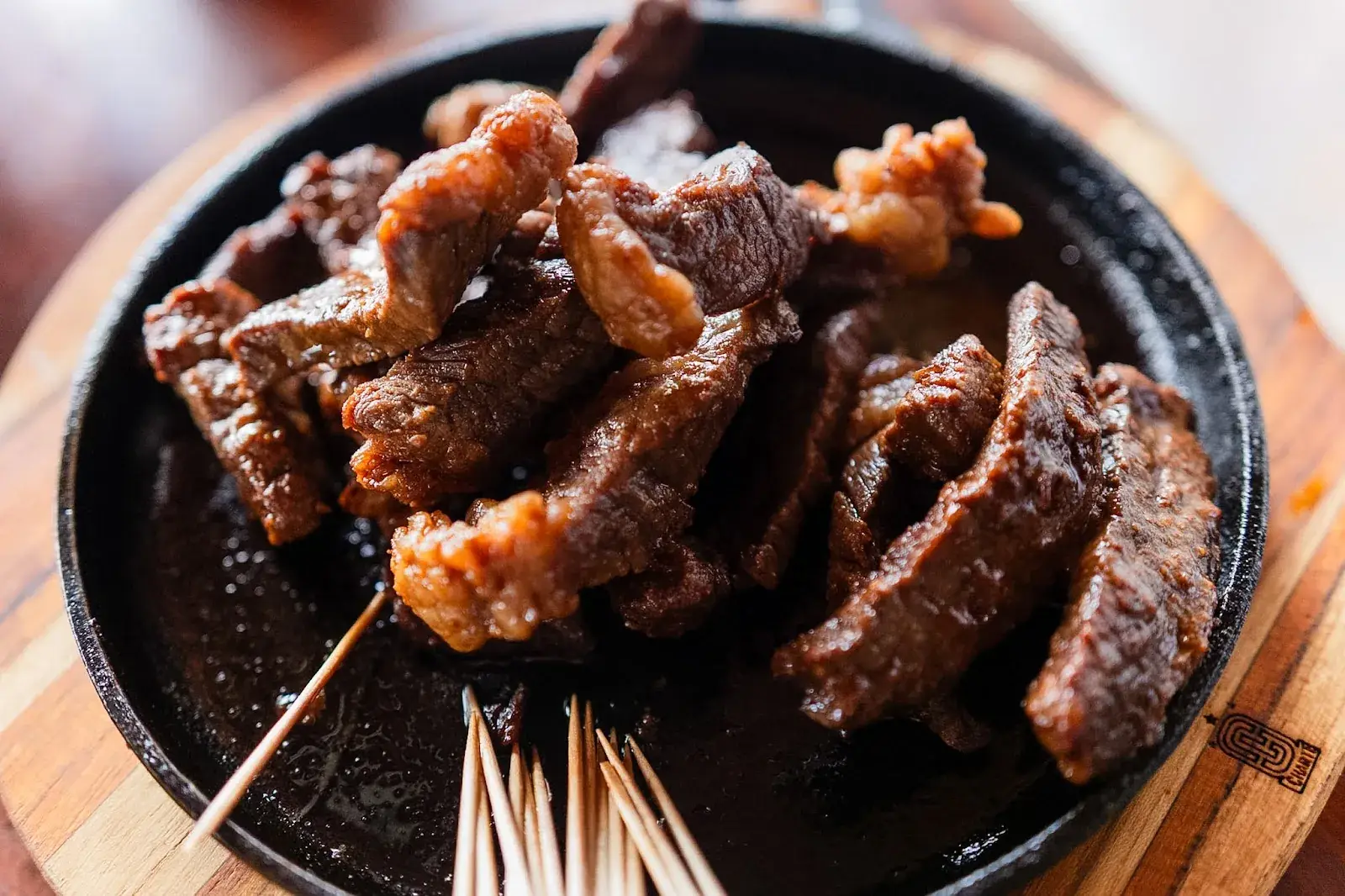 Espetos de carne na brasa da churrasqueira