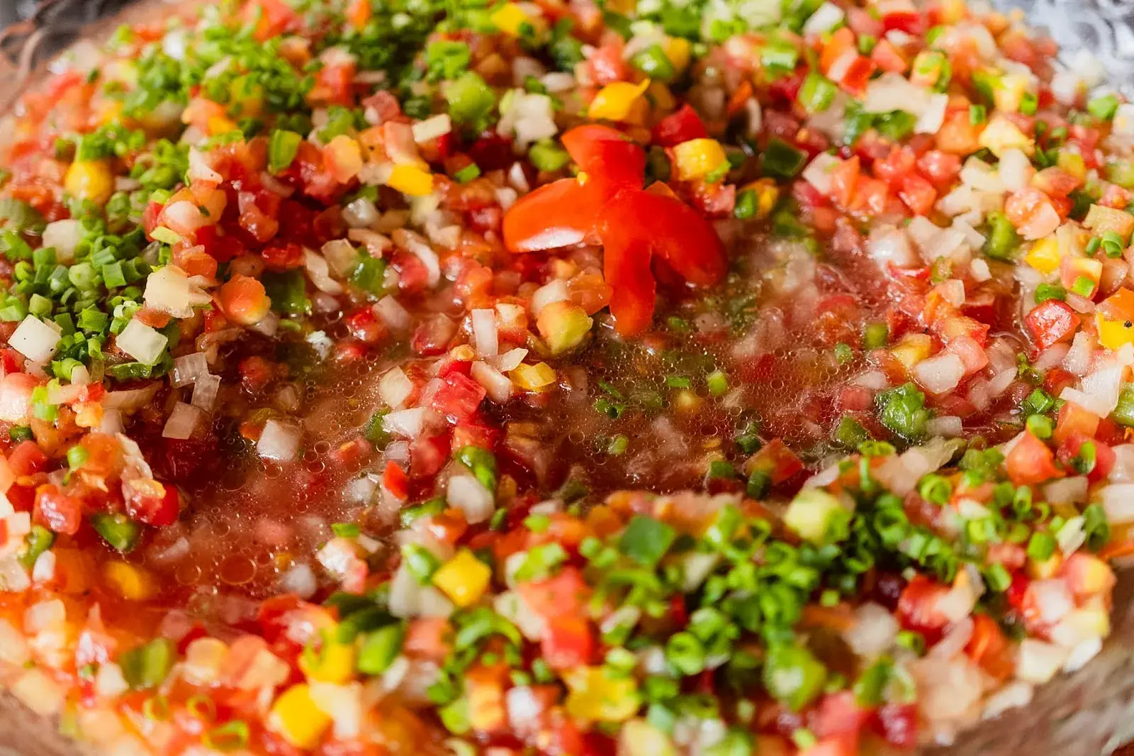 Vinagrete colorido de tomate, pimentão e cebolinha